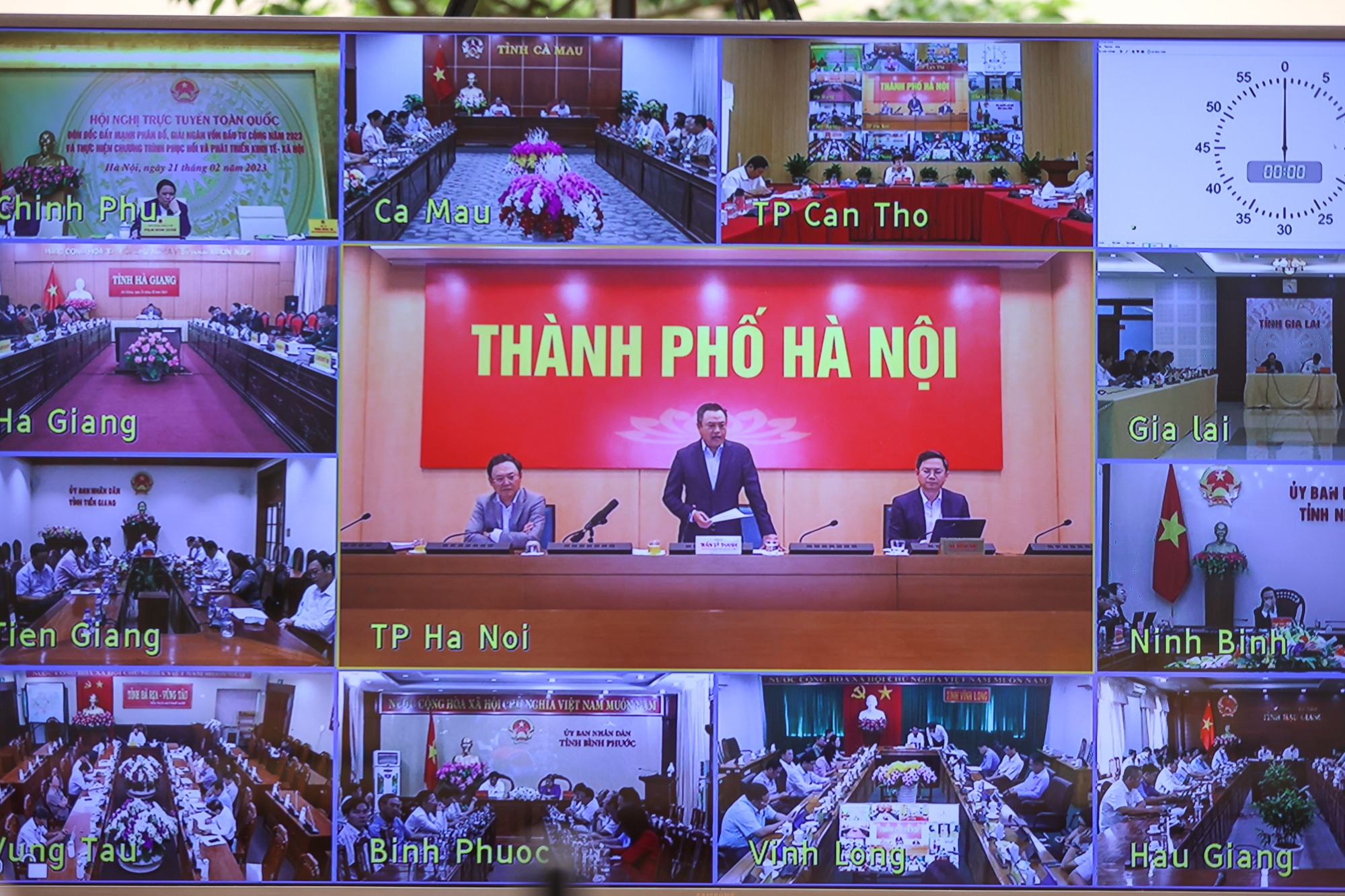 Lãnh đạo các địa phương báo cáo về tình hình giải ngân vốn đầu tư công - Ảnh: VGP
