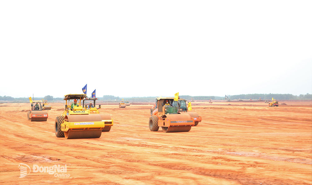 Việc bàn giao mặt bằng chậm trễ và phải đấu thầu lại hạng mục nhà ga hành khách 35.000 tỷ đồng, khiến sân bay Long Thành chậm tiến độ.