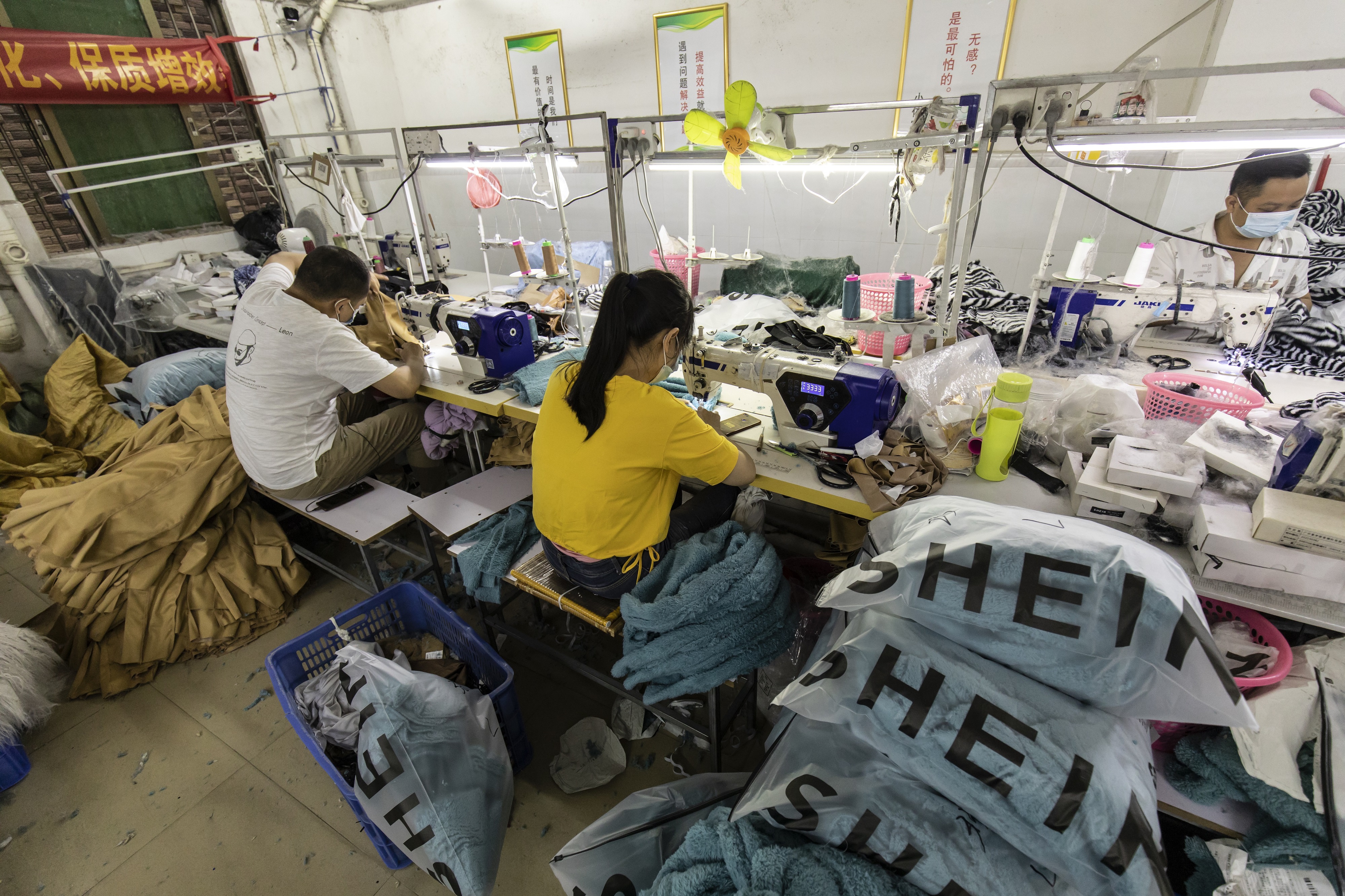 Shein chịu nhiều chỉ trích vì đạo nhái thiết kế, bóc lột nhân công, thải quá nhiều túi nilon ra môi trường...