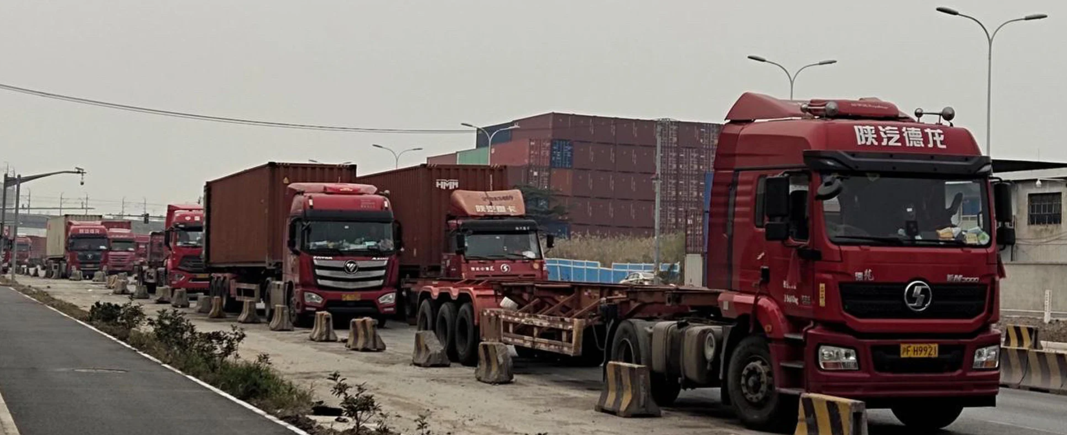 Hàng dài xe tải trống nằm không trên đường cao tốc hướng tới Cảng Container Quốc tế Yantian (YICT) - Ảnh: SCMP