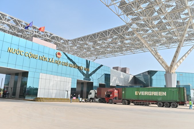 Cửa khẩu Đông Hưng chính thức khôi phục hoạt động xuất nhập cảnh 