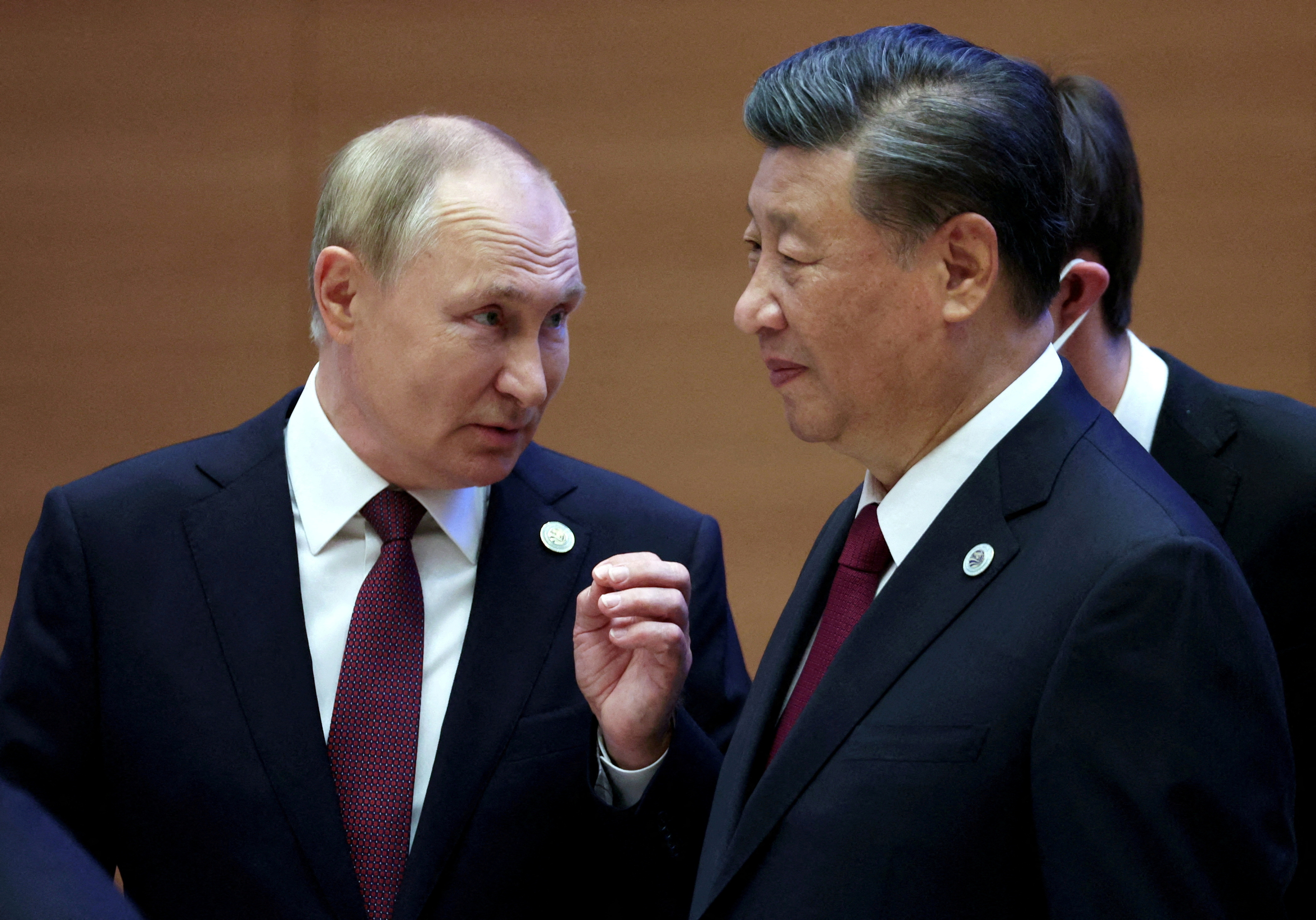 Tổng thống Nga Vladimir Putin (trái) và Chủ tịch Trung Quốc Tập Cận Bình trong một cuộc gặp - Ảnh: Reuters.