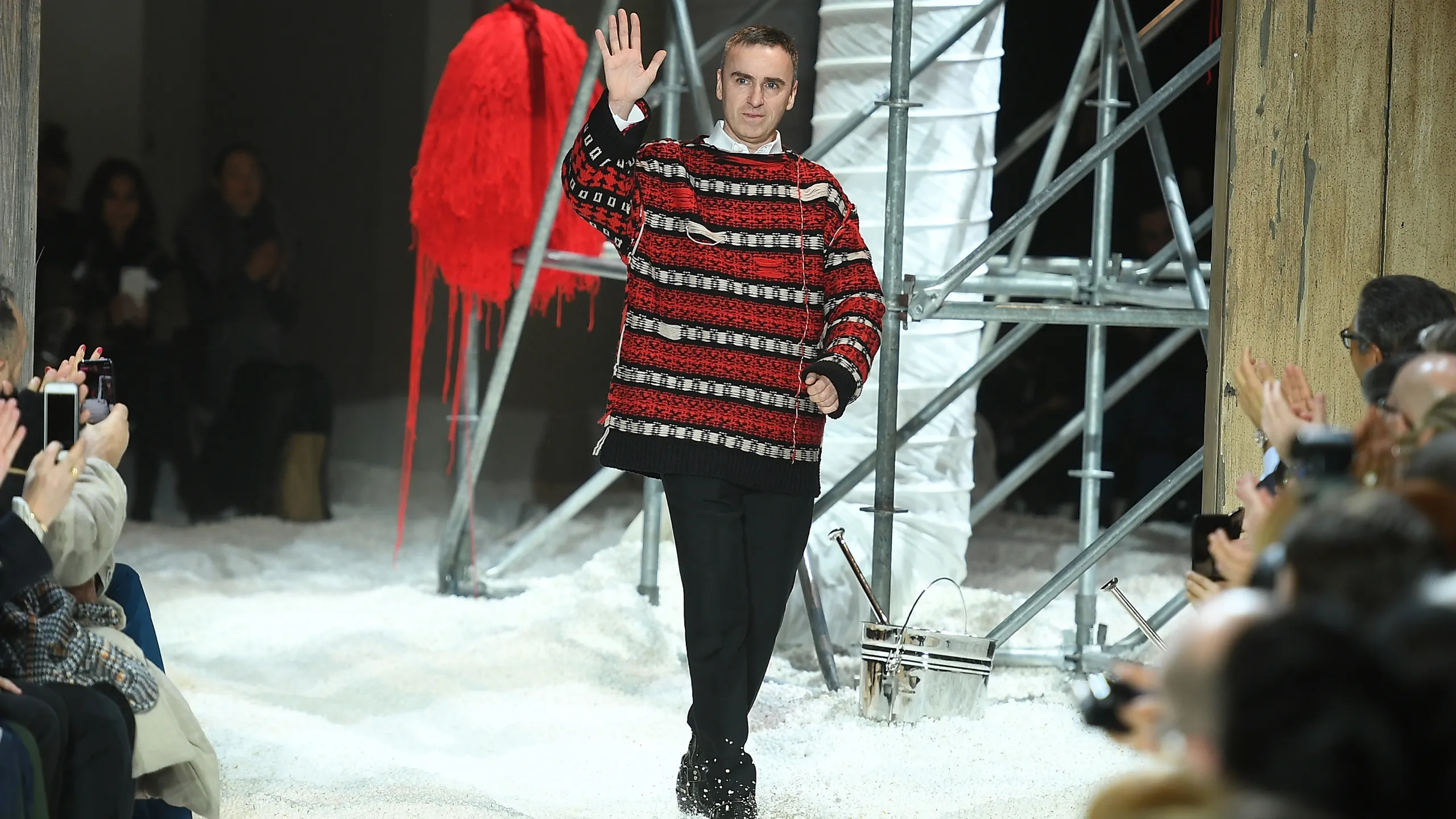 Nh&agrave; thiết kế&nbsp;Raf Simons hiện l&agrave;&nbsp;đồng gi&aacute;m đốc s&aacute;ng tạo của Prada c&ugrave;ng với Miuccia Prada.