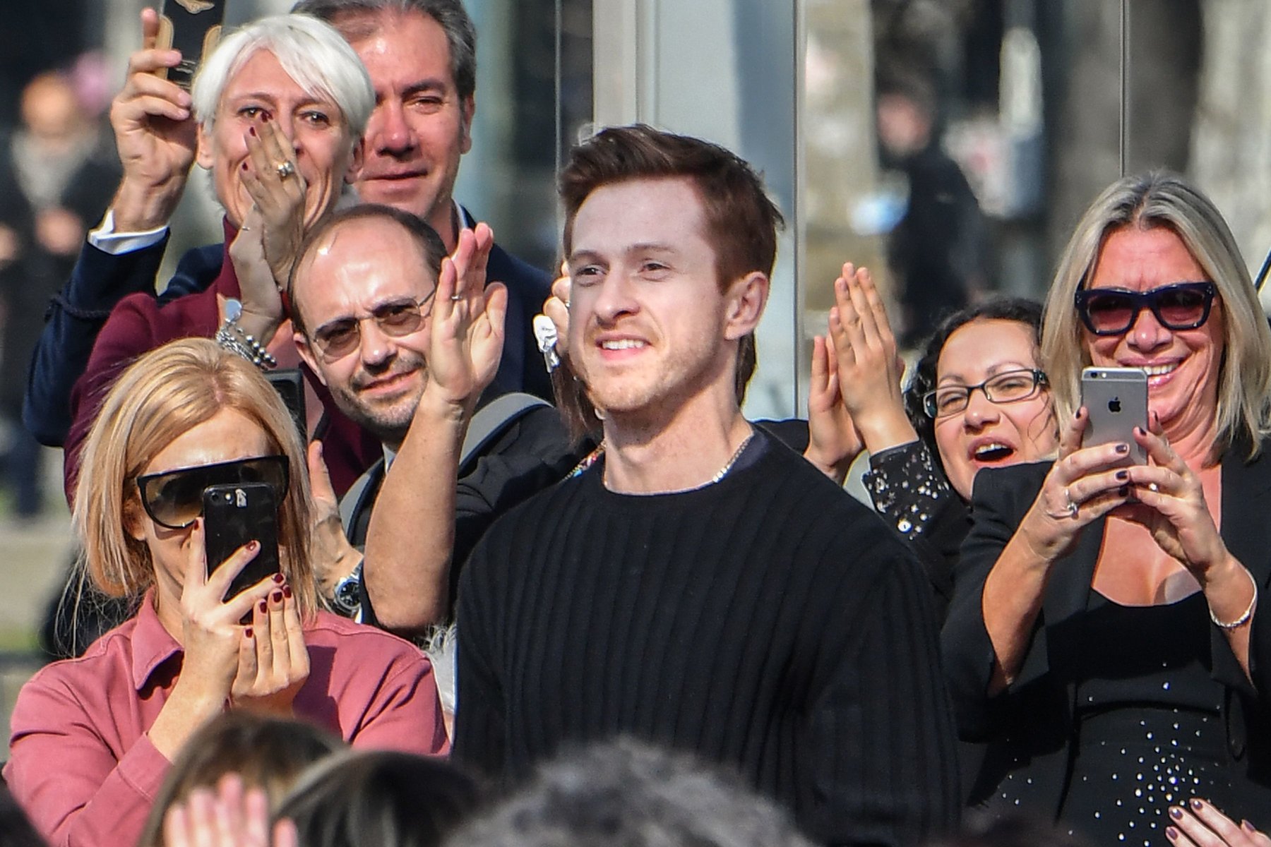 Việc bổ nhiệm Daniel Lee l&agrave; gi&aacute;m đốc s&aacute;ng tạo của Burberry&nbsp;đ&atilde; khiến cổ phiếu của thương hiệu tăng 4,5%.