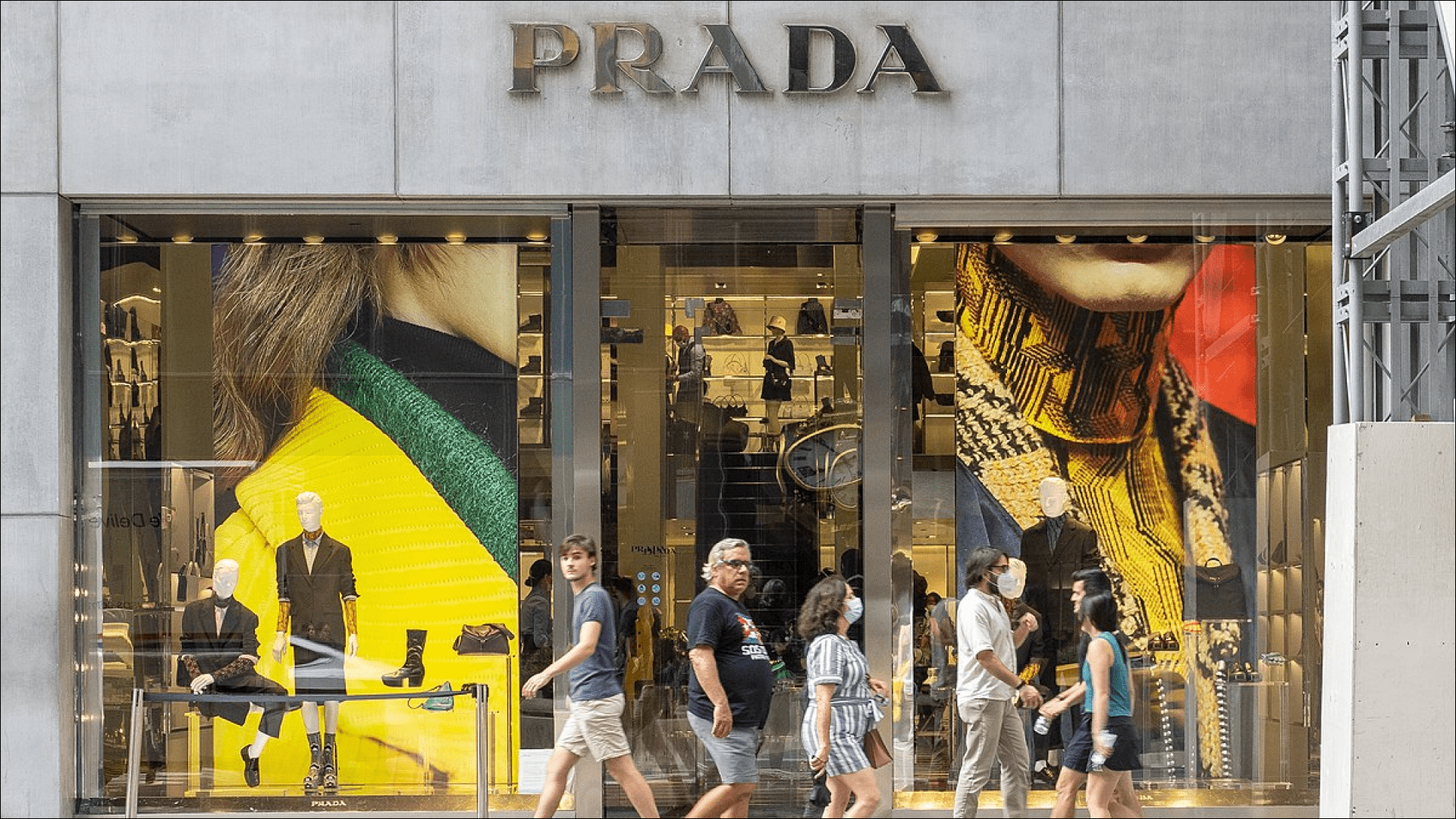 Prada so&aacute;n ng&ocirc;i Gucci, trở th&agrave;nh thương hiệu thời trang hấp dẫn nhất thế giới.