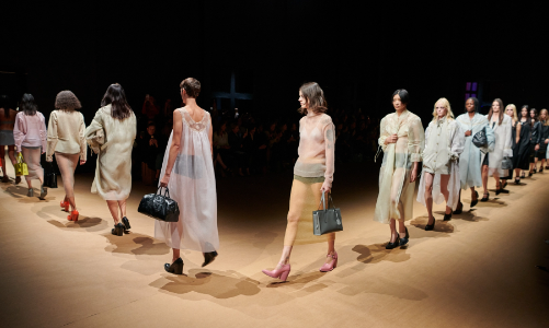 Prada: từ “điêu đứng” tới ngôi vương, khách hàng xa xỉ đã thay đổi?