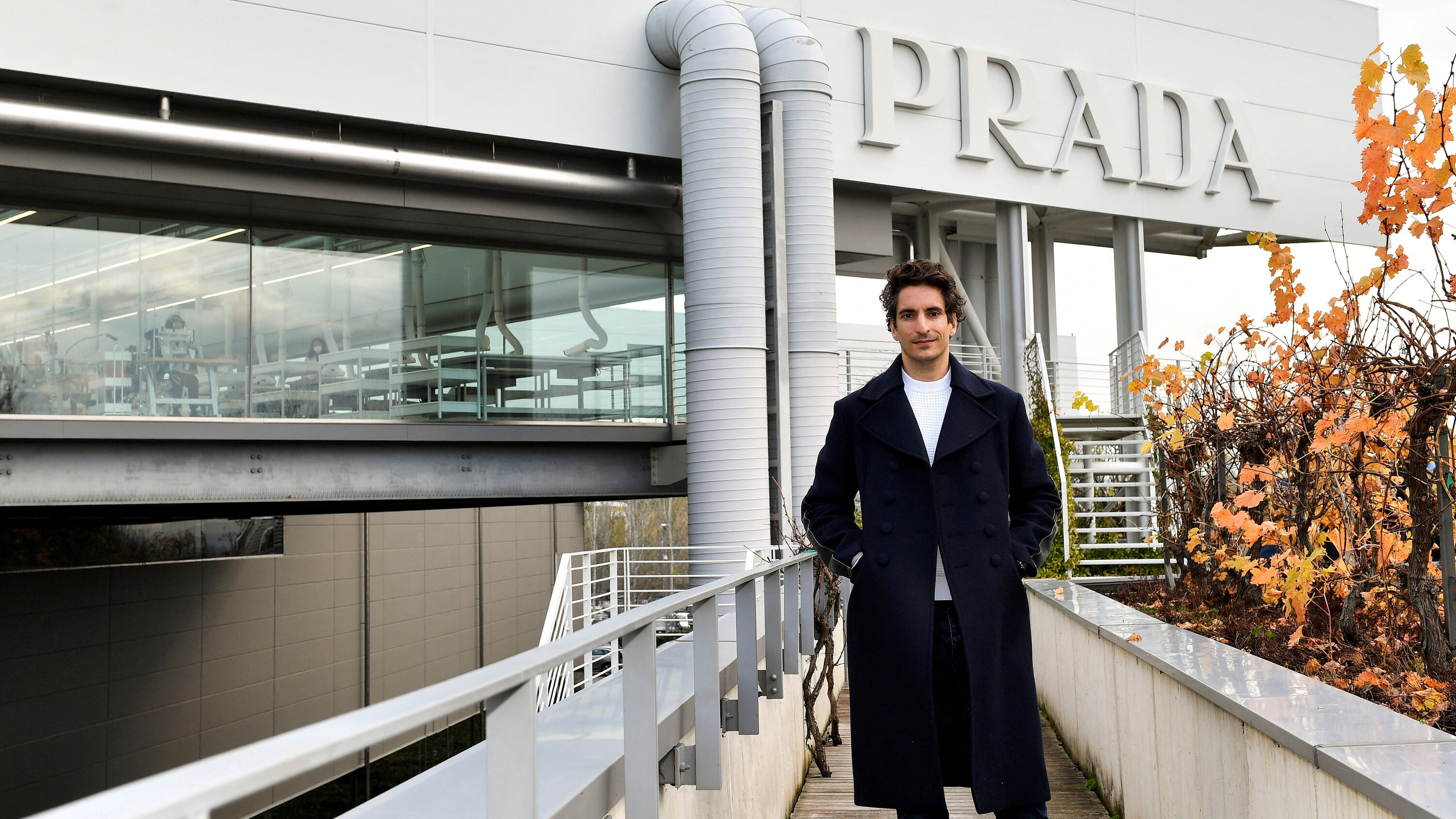 Lorenzo Bertelli được cho l&agrave; người c&oacute; c&ocirc;ng khiến cho c&aacute;c sản phẩm của Prada trở n&ecirc;n được l&ograve;ng kh&aacute;ch h&agrave;ng Gen Z.