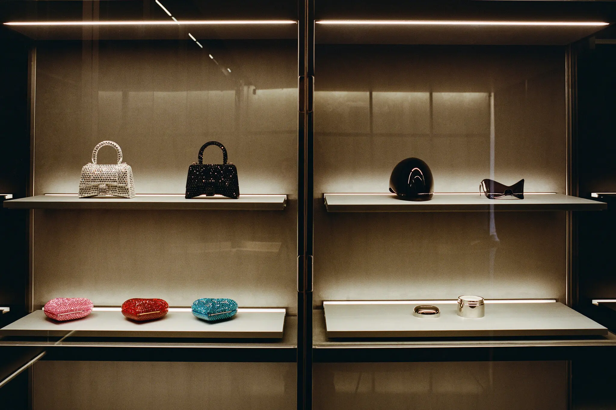 Cửa hàng siêu sang của  Balenciaga ở Paris. Ảnh: The New York Times