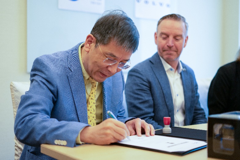 &Ocirc;ng Nguyễn Th&agrave;nh C&ocirc;ng - Chủ tịch Tập đo&agrave;n T&C k&yacute; v&agrave;o Bi&ecirc;n bản hợp t&aacute;c.