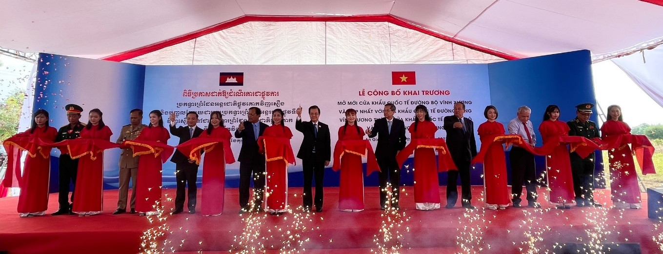 Lễ Khai trương cửa khẩu quốc tế đường bộ, đường sông Vĩnh Xương -  Kaorm Samnor