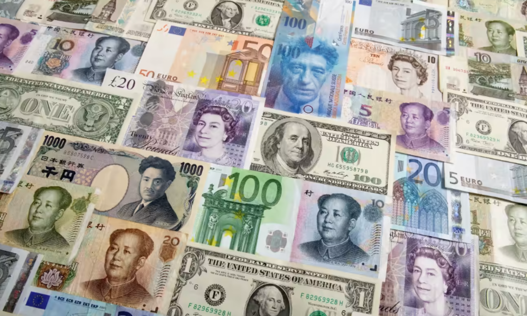 Hoạt động giao dịch bằng USD và Euro giảm mạnh đã làm giảm đáng kể sự hiện diện của tiền tệ nước ngoài tại Nga - Ảnh: Reuters