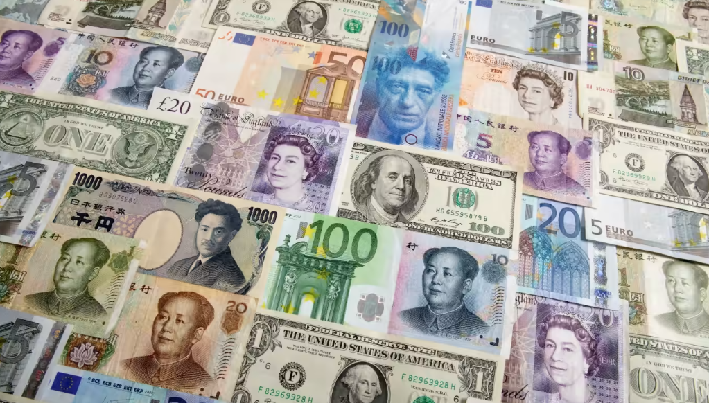 Hoạt động giao dịch bằng USD và Euro giảm mạnh đã làm giảm đáng kể sự hiện diện của tiền tệ nước ngoài tại Nga - Ảnh: Reuters