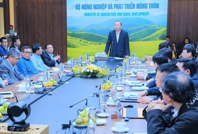 Thứ trưởng Ph&ugrave;ng Đức Tiến chủ tr&igrave; hội nghị.