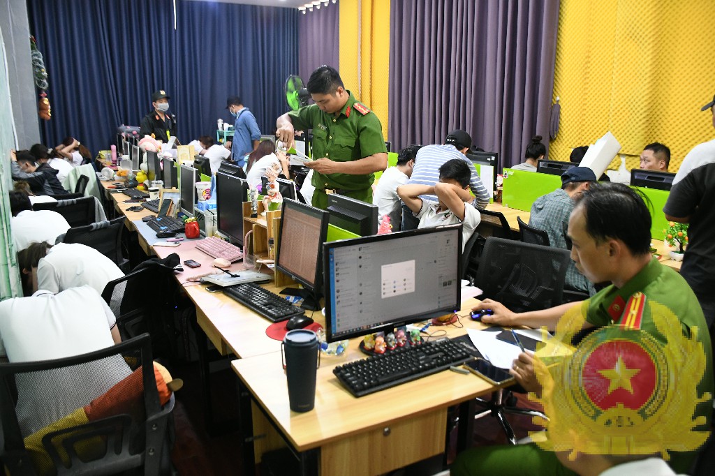 Kiểm tra, khám xét, thu giữ vật chứng tại nơi làm việc của các đối tượng. Ảnh: Công an tỉnh Tiền Giang.
