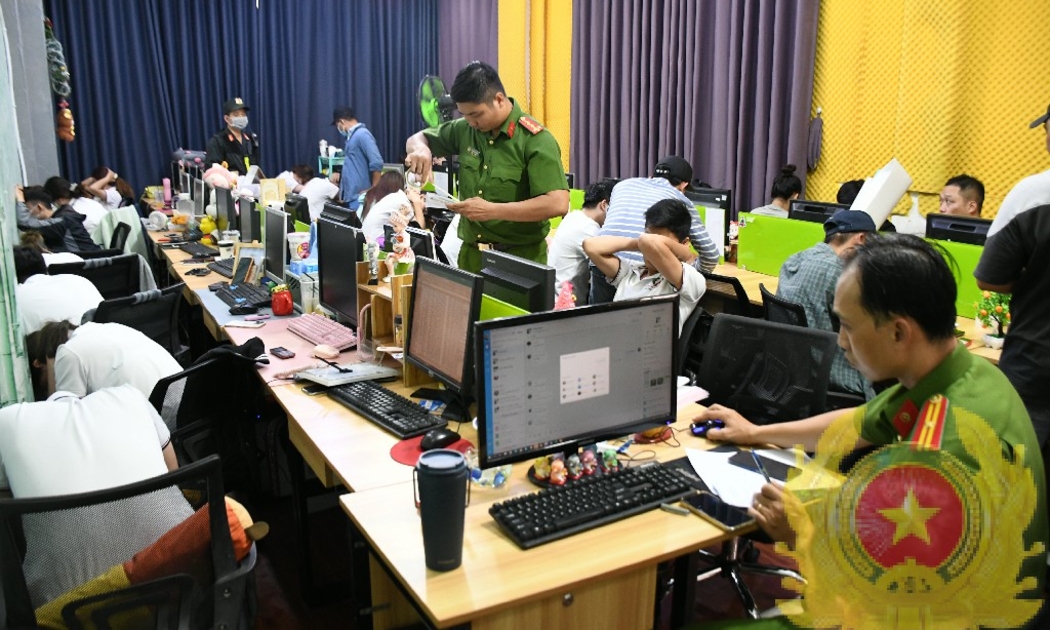 Kiểm tra, khám xét, thu giữ vật chứng tại nơi làm việc của các đối tượng. Ảnh: Công an tỉnh Tiền Giang.