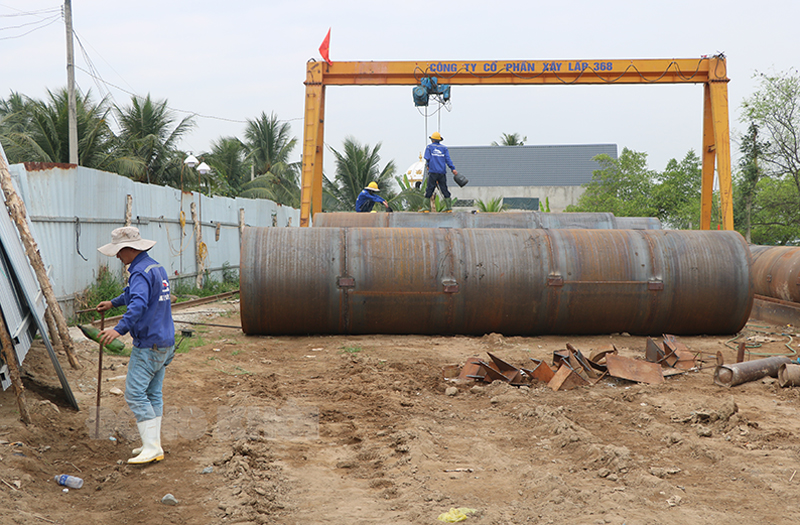Tập trung thiết bị trên các phạm vi đã được bàn giao mặt bằng để triển khai thi công.