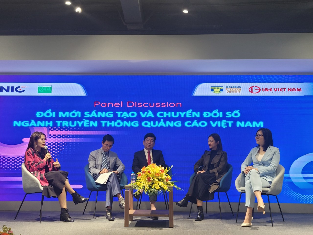 Các chuyên gia trao đổi về xu hướng chuyển đổi số trong ngành quảng cáo.