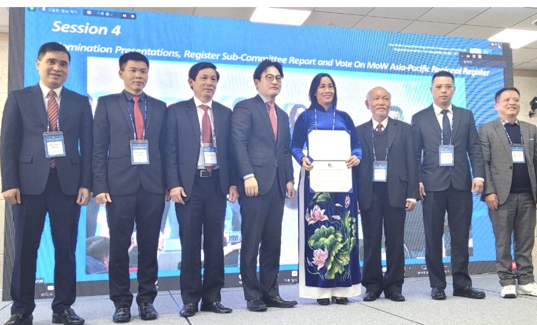 Bà Nguyễn Thị Anh Thi, Phó Chủ tịch HĐND TP. Đà Nẵng, thay mặt lãnh đạo thành phố nhận Bằng công nhận Ma nhai là Di sản tư liệu thuộc Chương trình Ký ức Thế giới khu vực châu Á - Thái Bình Dương tại Hàn Quốc.