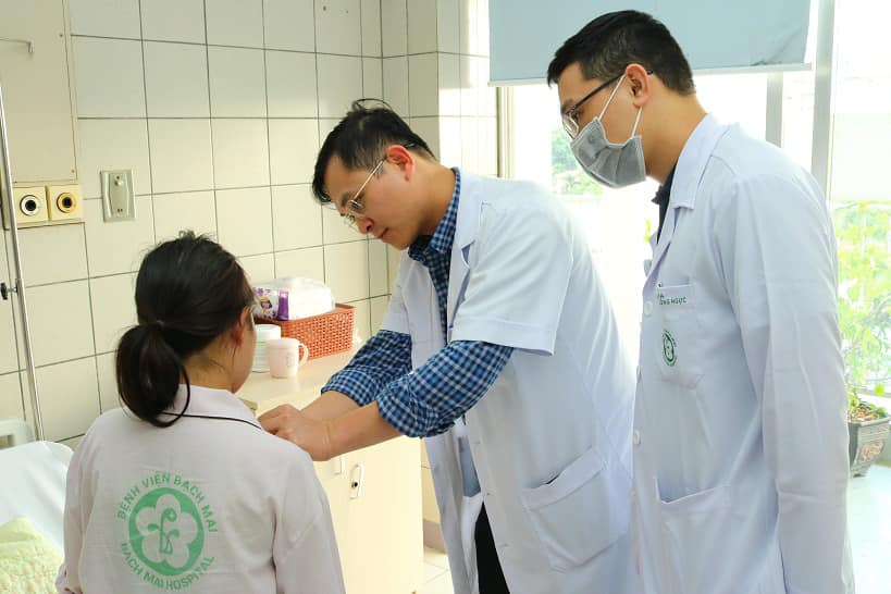 Bác sĩ Bệnh viện Bạch Mai thăm khám cho người bệnh. Ảnh - Đình Anh. 
