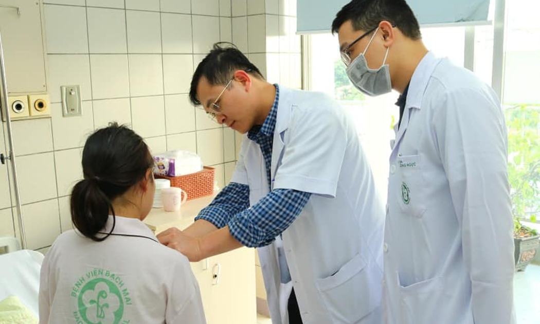Bác sĩ Bệnh viện Bạch Mai thăm khám cho người bệnh. Ảnh - Đình Anh.