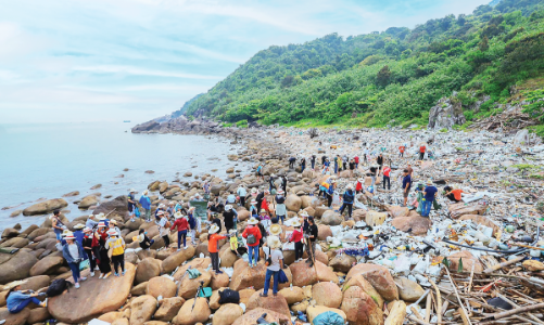 Rác thải nhựa “chặn đường” phát triển du lịch