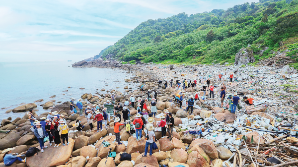 Rác thải nhựa “chặn đường” phát triển du lịch