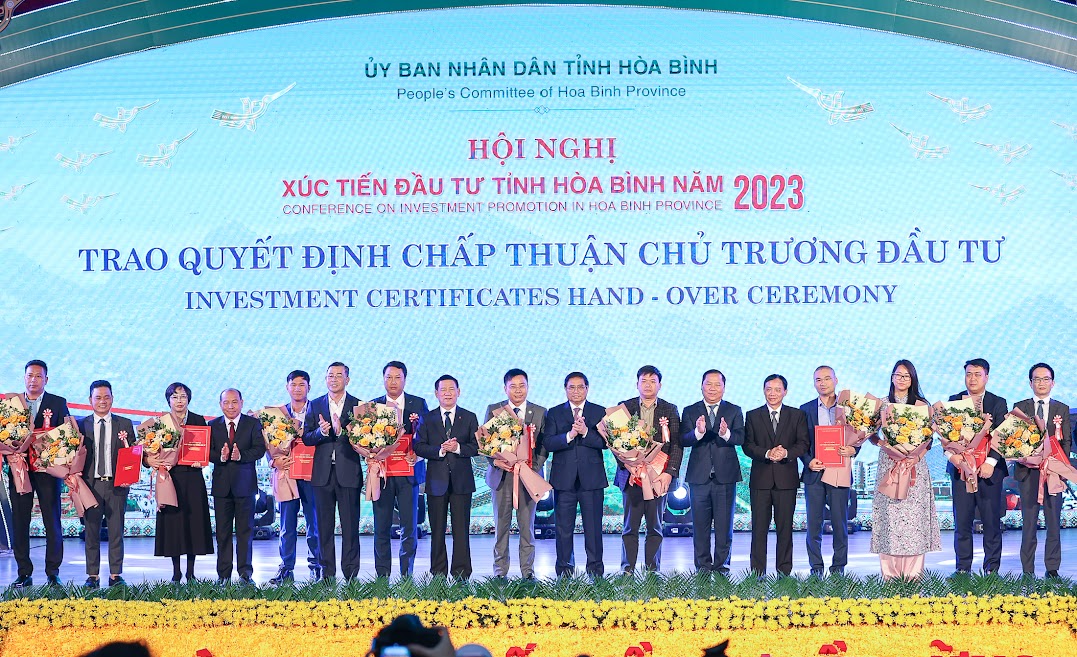 Thủ tướng chứng kiến tỉnh Hòa Bình trao quyết định chấp thuận chủ trương đầu tư cho các nhà đầu tư tại Hội nghị- Ảnh: VGP