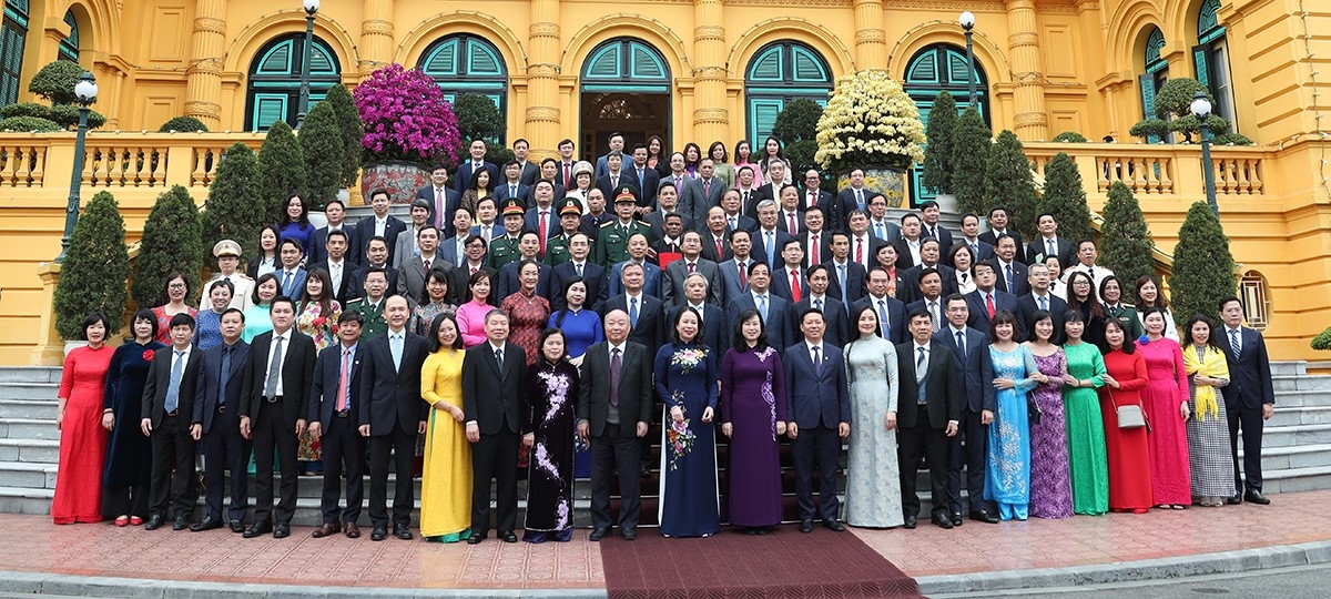 Quyền Chủ tịch nước Võ Thị Ánh Xuân chụp ảnh lưu niệm với các thầy thuốc, cán bộ y tế tiêu biểu toàn quốc.