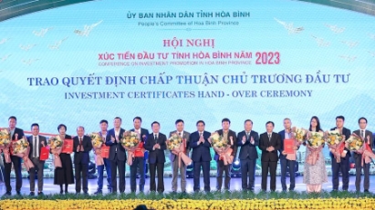 PM guides Hoa Binh on attracting investors