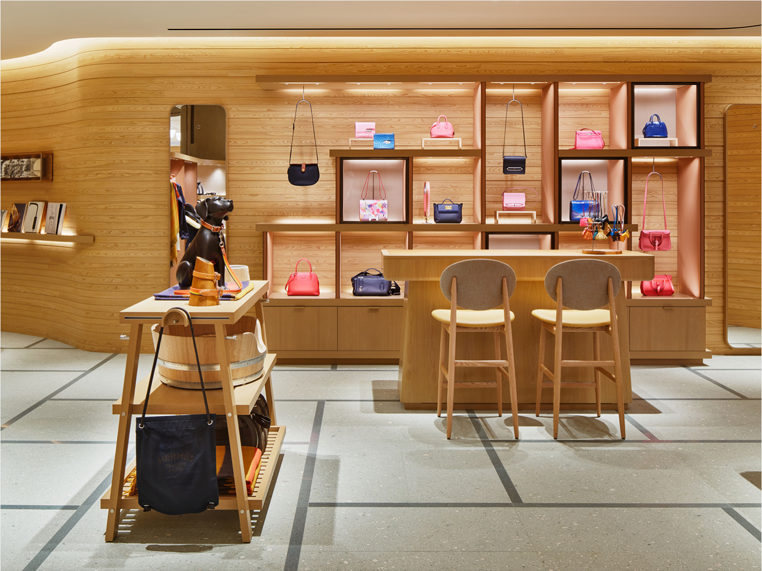 Hermès luôn là người đề xướng và sử dụng chiến lược “phiên bản giới hạn” và cũng hạn chế việc phân phối sản phẩm của mình trong các cửa hàng. 
