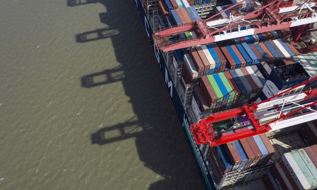 Thời điểm gần đây nhất thế giới chứng kiến nhiều tàu container không hoạt động như hiện tại là vào đầu năm 2020, khi đại dịch Covid-19 bùng phát khắp thế giới - Ảnh: Bloomberg
