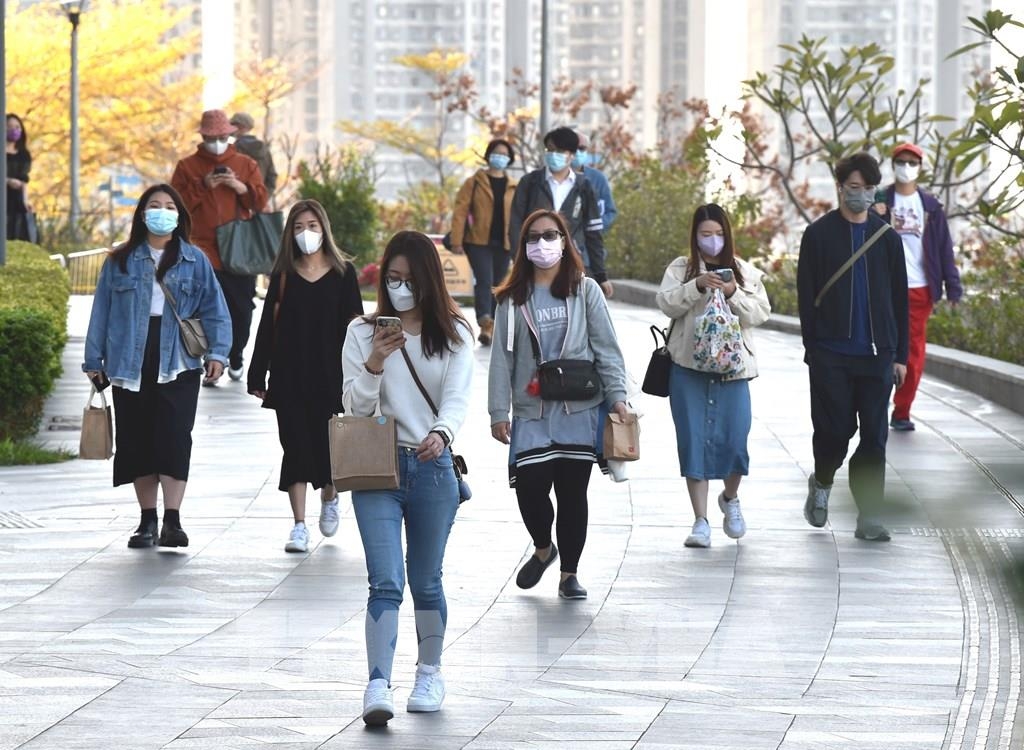 Hong Kong (Trung Quốc) thông báo sẽ bãi bỏ quy định bắt buộc đeo khẩu trang. Ảnh: TTXVN 