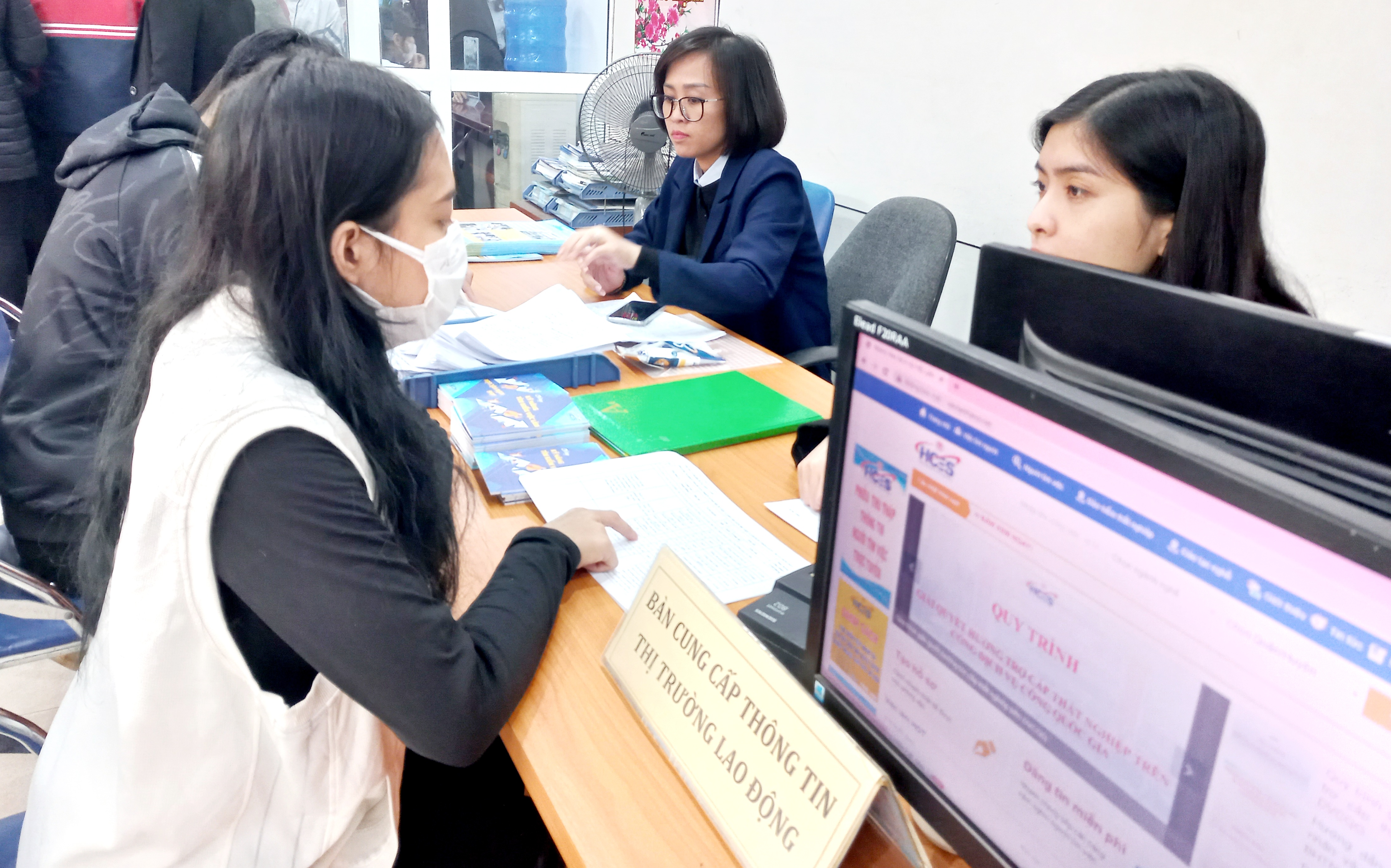 Tư vấn, giới thiệu việc l&agrave;m cho người lao động tại H&agrave; Nội. Ảnh - N.Dương.