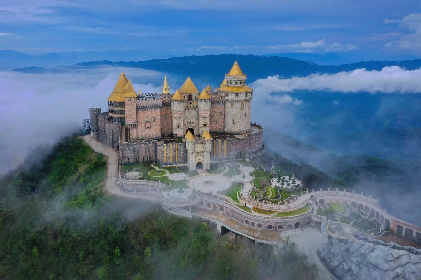 Vương quốc Mặt trăng huyền ảo trong sương mù tại Bà Nà- điểm thu hút đông đảo khách du lịch trong nước và quốc tế tham quan.