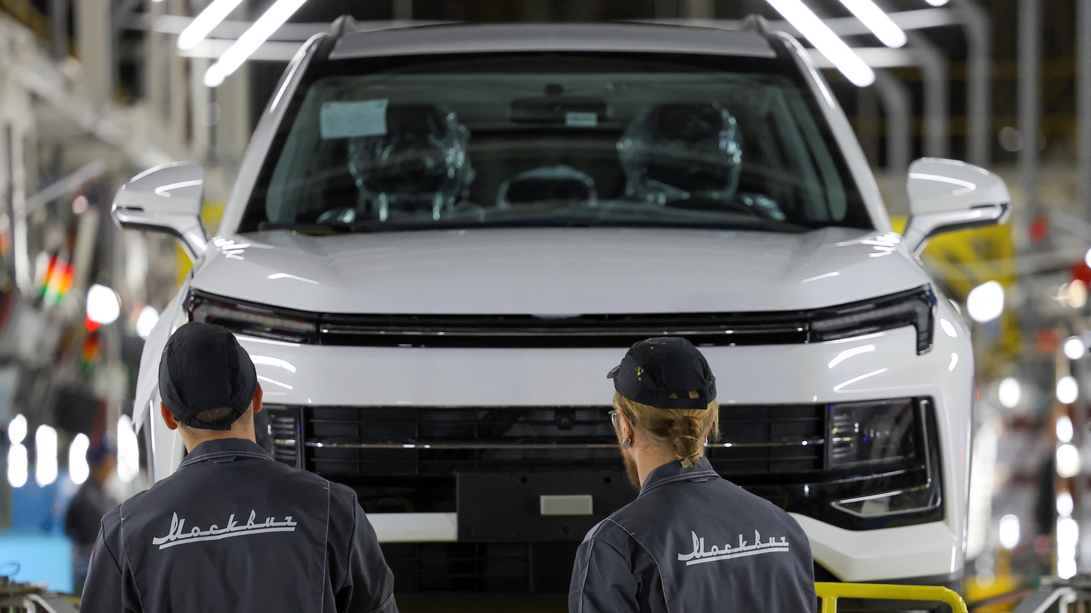 Công nhân của Moskvich tại một nhà máy trước đây thuộc sở hữu của Renault ở Moscow - Ảnh: Reuters