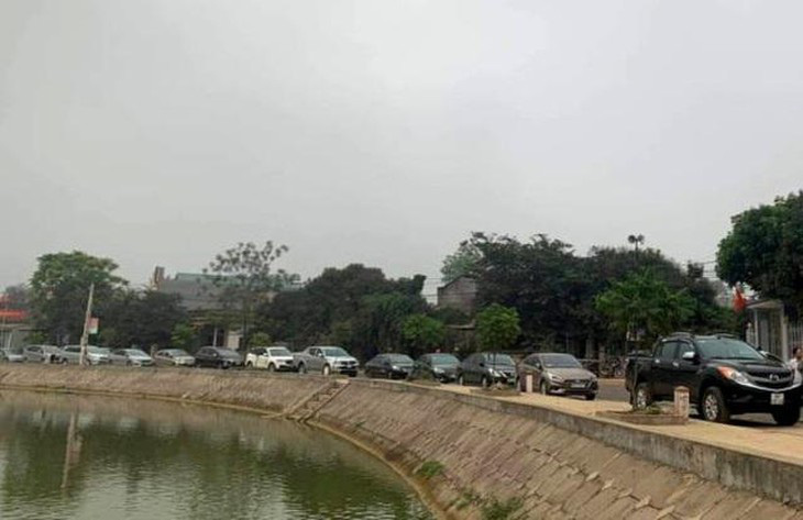 Hàng dài xe ô tô đến tham gia đấu giá 23 lô đất tại một xã vùng nông thôn huyện Thọ Xuân, Thanh Hóa vào đầu tháng 4/2021.