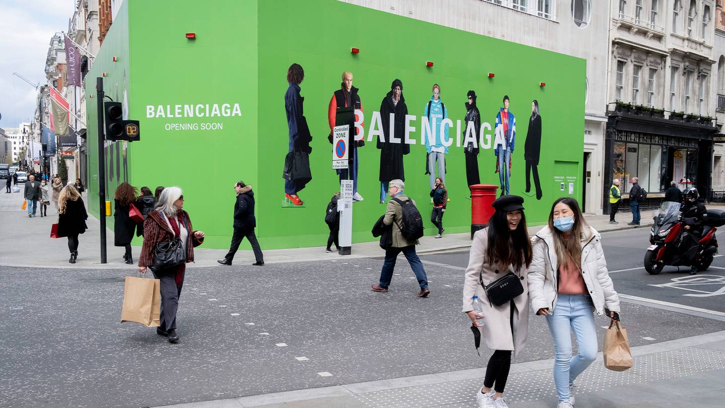 Balenciaga đã ngừng hầu như tất cả các hoạt động quảng cáo và khuyến mãi kể từ sau vụ bê bối liên quan đến chiến dịch quảng cáo gây tranh cãi.