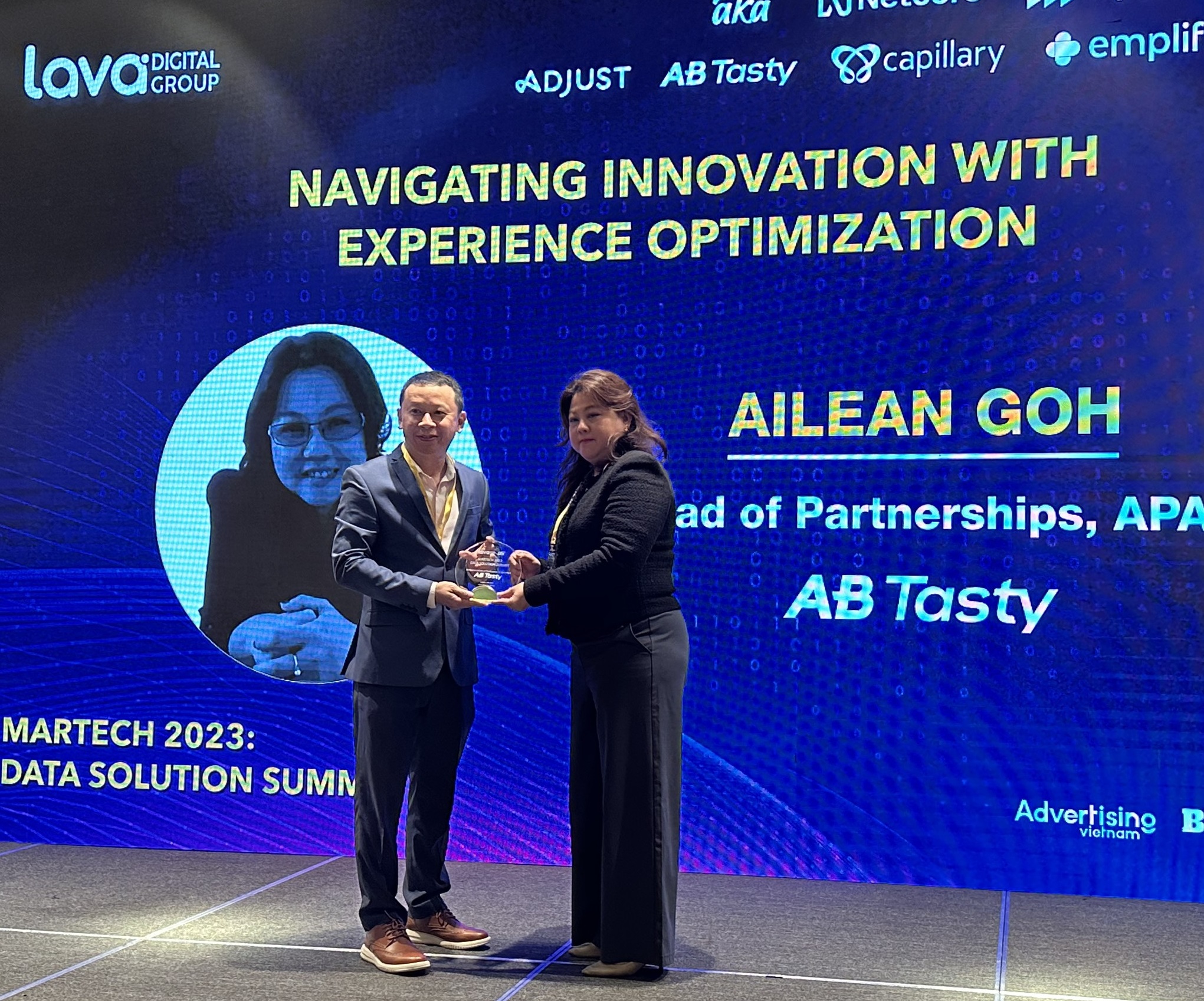 Ông Nguyễn Hà Đức Minh và bà Ailean Goh, Trưởng bộ phận quan hệ đối tác ​ABTasty châu Á Thái Bình Dương.