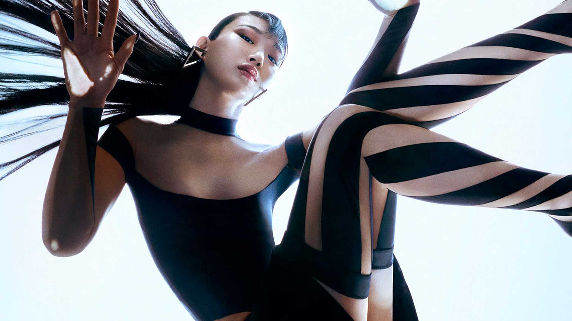 Thương hiệu cao cấp Mugler vốn nổi tiếng với những thiết kế táo bạo, gợi cảm. 