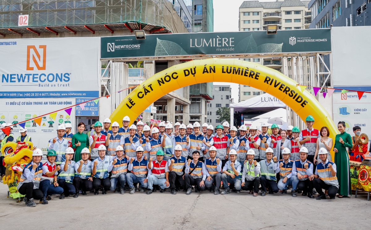 Trong thời gian gần sắp tới, LUMI&Egrave;RE riverside sẽ tiếp tục ho&agrave;n thiện hạ tầng kỹ thuật b&ecirc;n trong 2 t&ograve;a th&aacute;p, c&aacute;c căn hộ v&agrave; hệ tiện &iacute;ch &ldquo;xanh&rdquo; đẳng cấp quốc tế.
