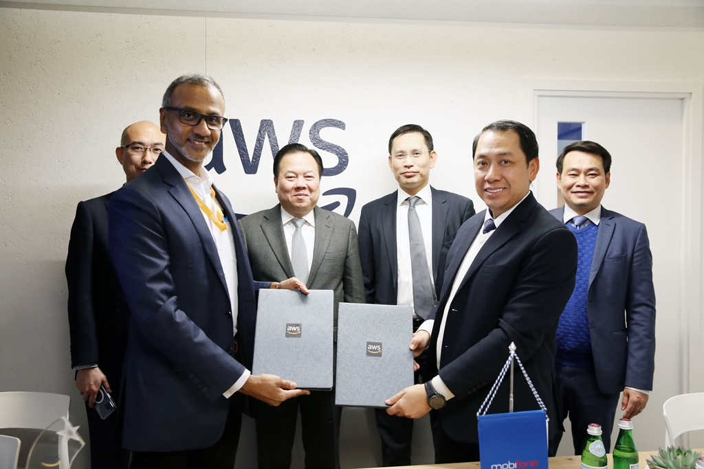 Đại diện MobiFone và Amazon Web Service trao đổi văn kiện đã ký kết