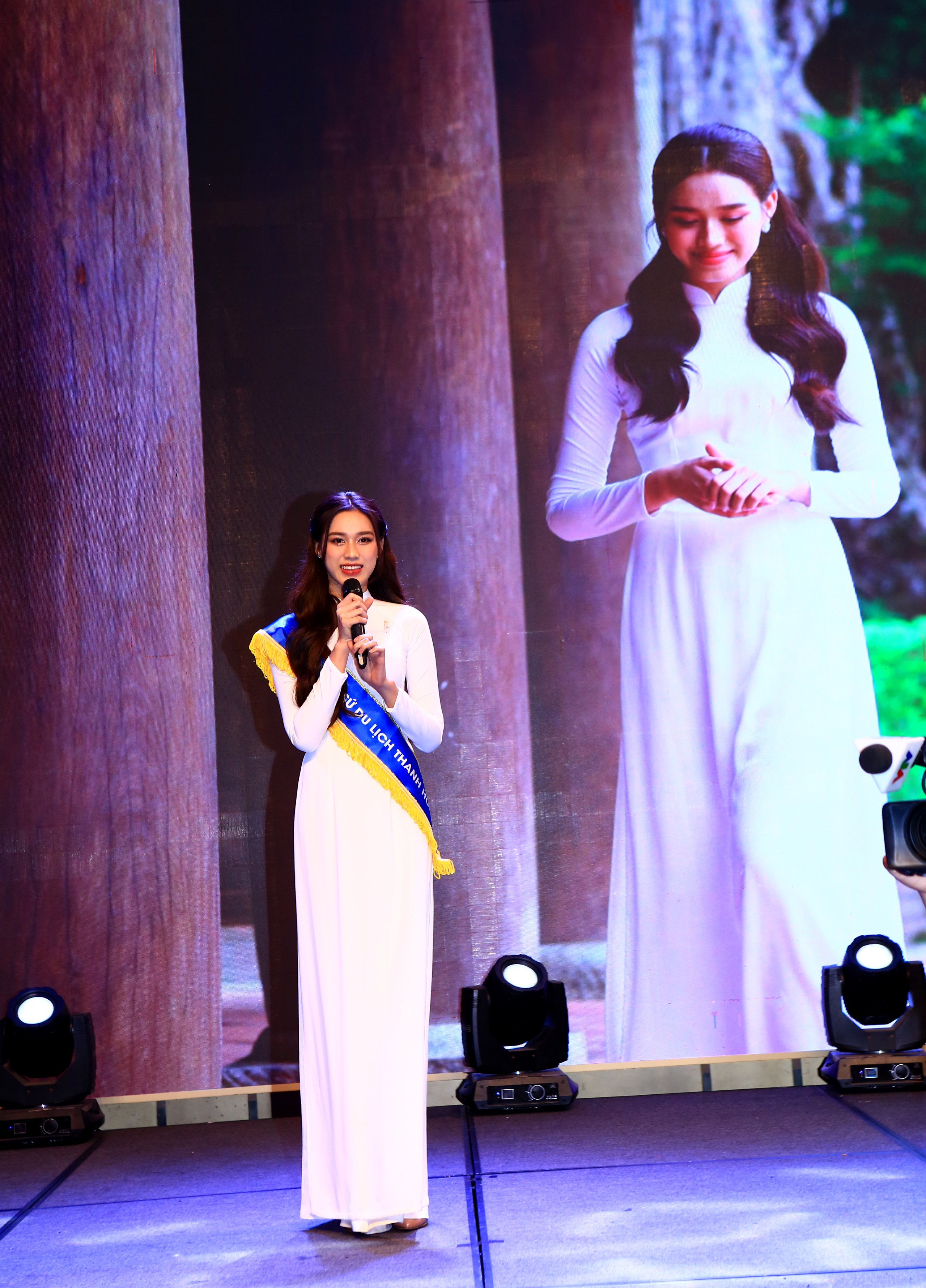 T&acirc;n đại sứ du lịch Thanh H&oacute;a, hoa hậu Đỗ Thị H&agrave;.