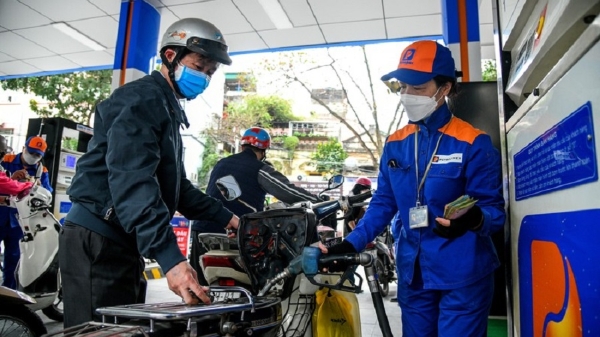 Giá xăng dầu tăng giảm trái chiều