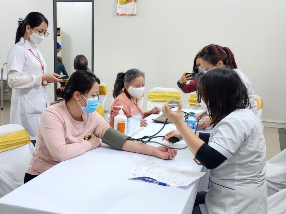 Khám sức khỏe cho người dân quận Tây Hồ (Hà Nội). Ảnh - N.Hoa. 