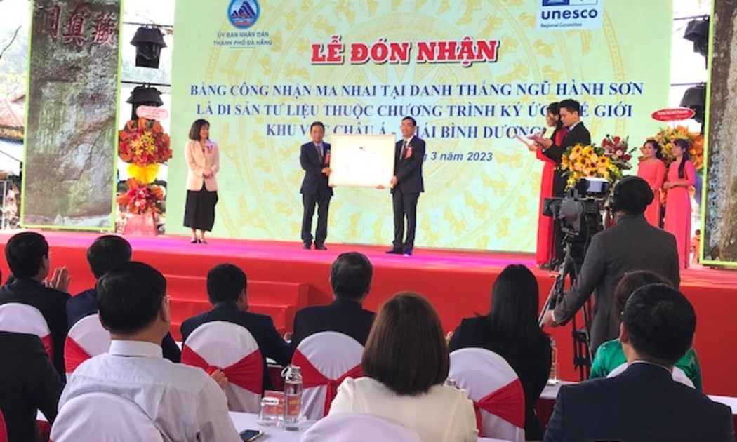 Ông Lê Trung Chinh, Chủ tịch UBNDTP. Đà Nẵng (người bên phải) đón nhận Bằng công nhận Ma nhai là Di sản tư liệu thuộc Chương trình ký ức Thế giới khu vực Châu Á - Thái Bình Dương