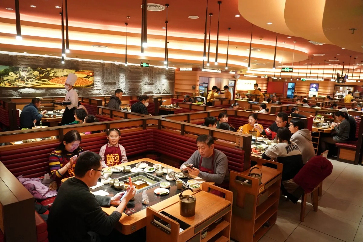 Mức tăng trưởng mạnh nhất ở nền kinh tế lớn thứ hai thế giới đến từ c&aacute;c ng&agrave;nh dịch vụ, như nh&agrave; h&agrave;ng, qu&aacute;n bar v&agrave; du lịch.