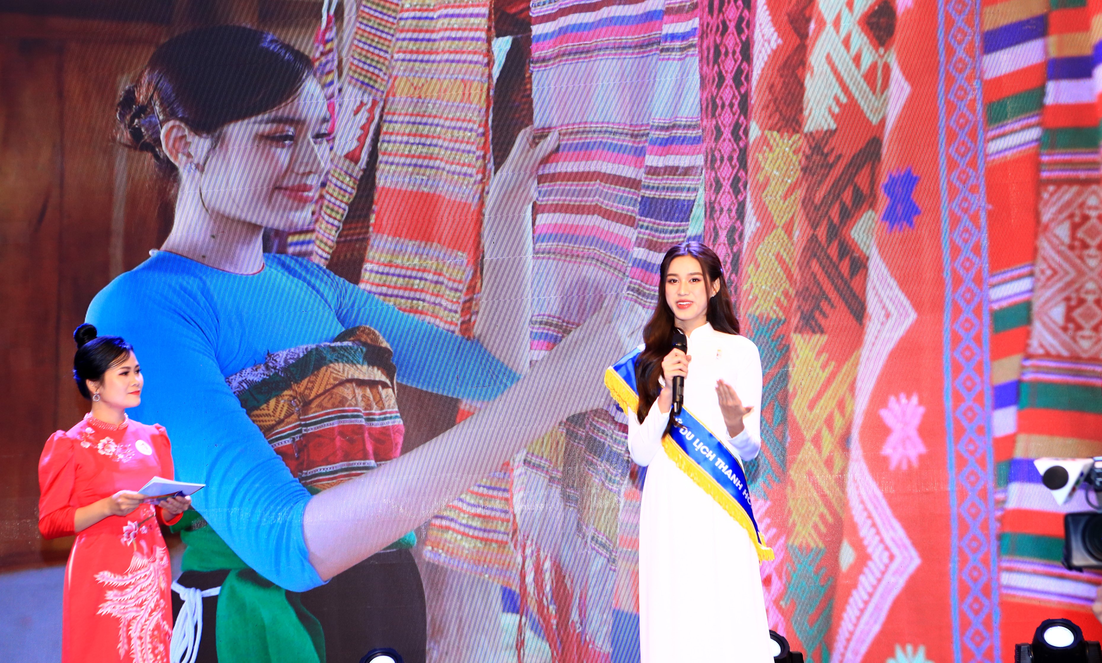 Đại sứ du lịch Đỗ Thị H&agrave; quảng b&aacute; cho du lịch qu&ecirc; hương