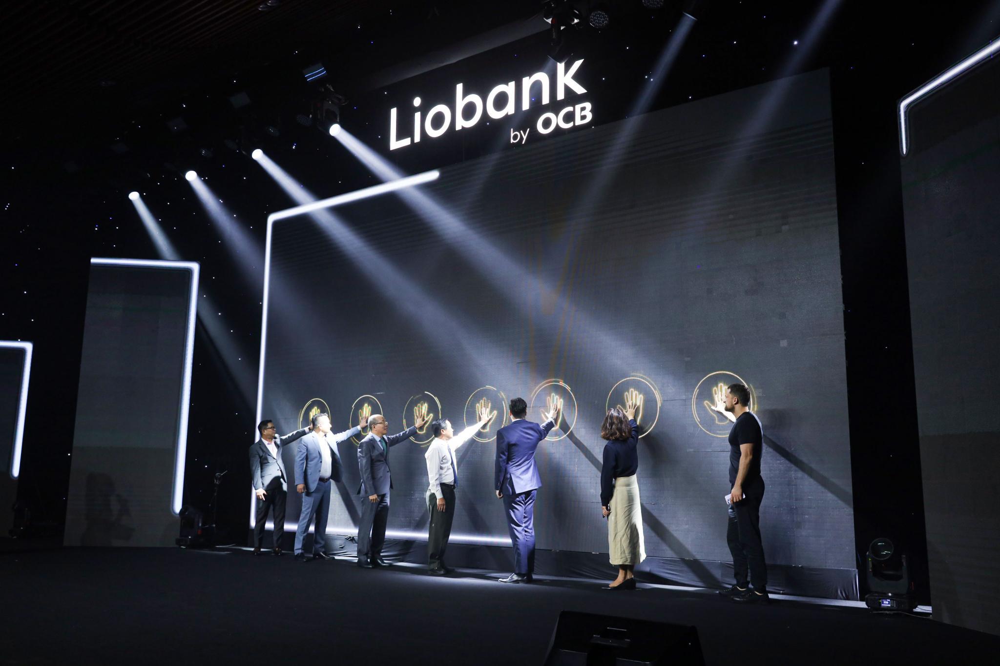 Đại diện Ngân hàng Nhà nước và Lãnh đạo OCB thực hiện nghi thức kích hoạt Liobank.