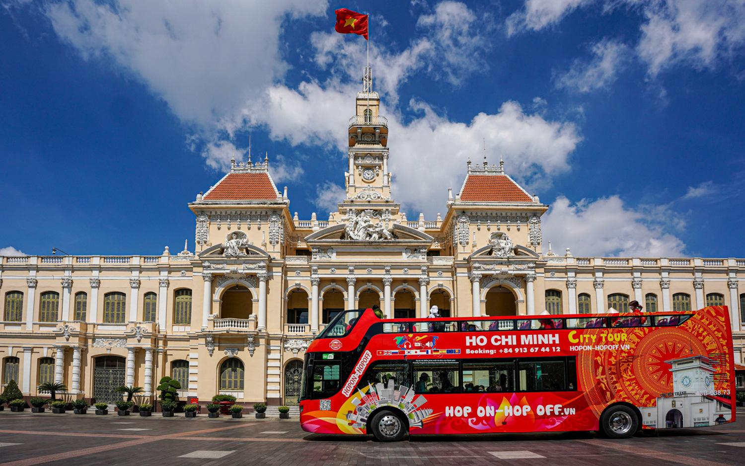 Với tour du lịch golf, du khách đăng ký sẽ được tham quan, trải nghiệm, khám phá thành phố bằng xe bus 2 tầng và thưởng thức ẩm thực.