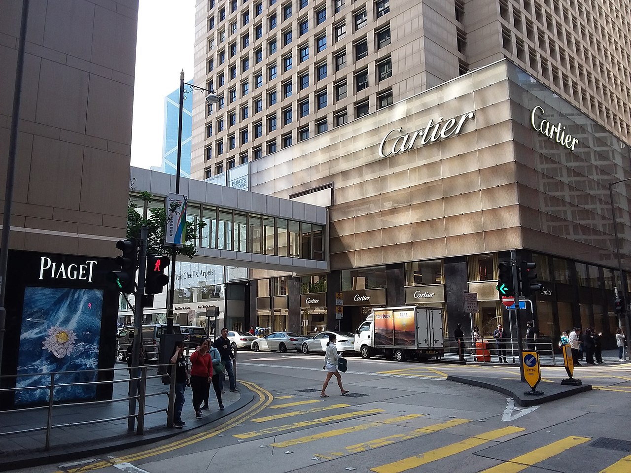 Những thương hiệu đ&atilde; c&oacute; địa vị như Cartier, Piaget của Richemont c&oacute; thể gi&uacute;p LVMH lớn mạnh ở ph&acirc;n kh&uacute;c trang sức v&agrave; đồng hồ.